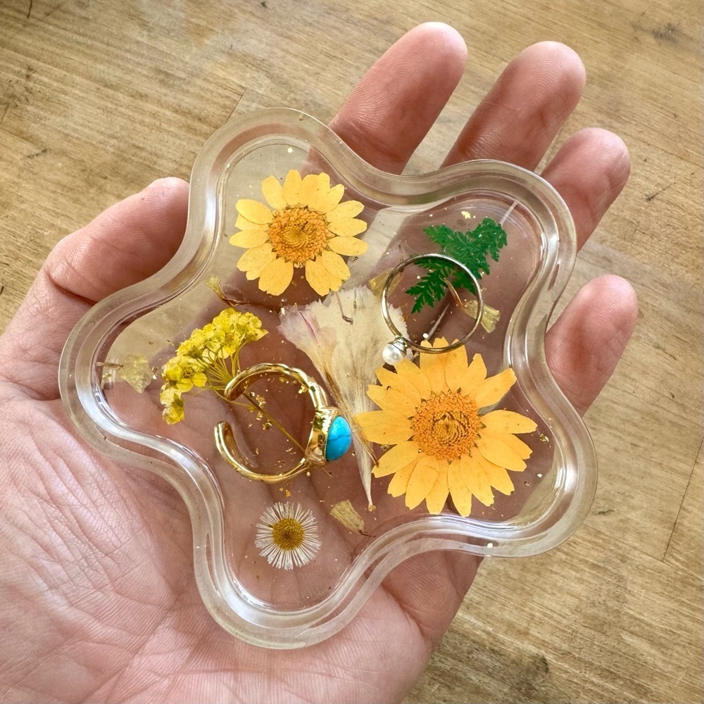 Star-Shaped Dry Flowers Catch-All Tray - Picture 2 of 2